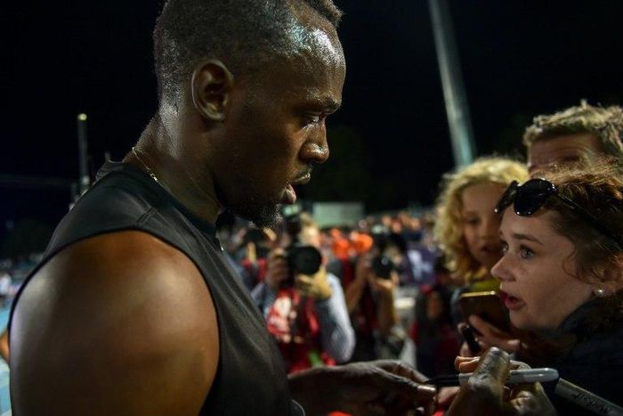 Usain Bolt signs autographs during the Nitro Athletics meet in Melbourne on February 9, 2017