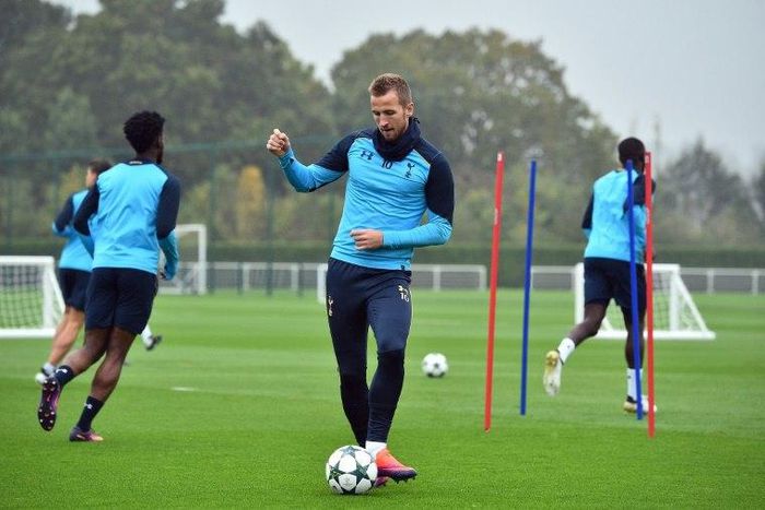 Tottenham Hotspur's English striker Harry Kane (C) attends a training session at Tottenham Hotspur's Enfield Training Centre, north-east of London on November 1, 2016