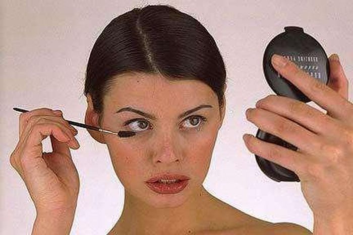 How to apply mascara