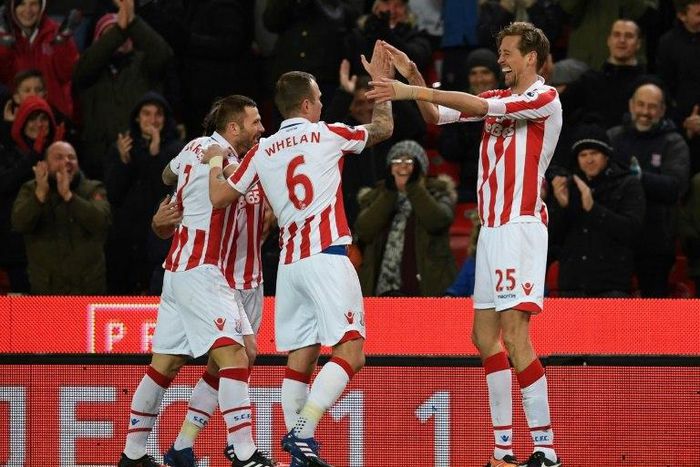 Stoke City's striker Peter Crouch (R) celebrates with teammates after scoring his team's first goal during the English Premier League football match against Everton February 1, 2017