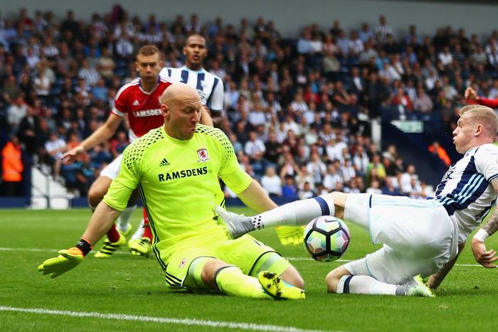 ___5428677___https:______static.pulse.com.gh___webservice___escenic___binary___5428677___2016___8___28___19___brad-guzan-james-mcclean-cropped_eg77rlxzbwip1jx3bp8oiq92e_2