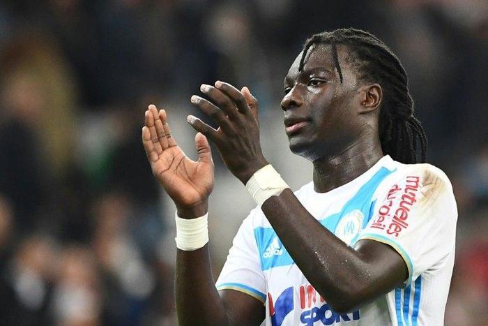 Marseille's forward Bafetimbi Gomis celebrates his team's victory over Metz on October 16, 2016