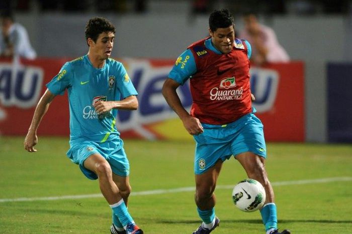 Clubs in China's top-tier Super League have over the past year shelled out increasingly extravagant amounts to import foreign stars such as Brazil's Oscar (L) and Hulk