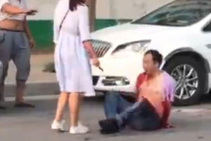 Woman repeatedly stabs husband in public