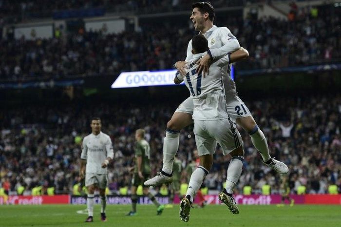 Real Madrid's Lucas Vazquez (L) and Alvaro Morata celebrate after scoring a goal against Legia Warszawa at the Santiago Bernabeu stadium in Madrid on October 18, 2016