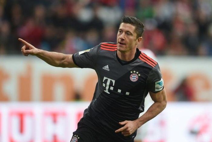 Bayern Munich's Polish striker Robert Lewandowski celebrates after his first goal for Munich during the German first division Bundesliga football match between FC Augsburg and FC Bayern Munich in Augsburg, southern Germany, on October 29, 2016