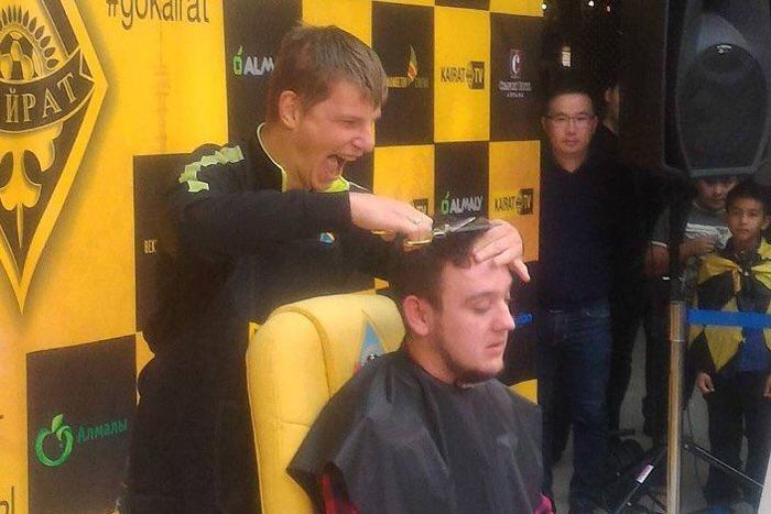 Andre Arshavin shaves blogger's head