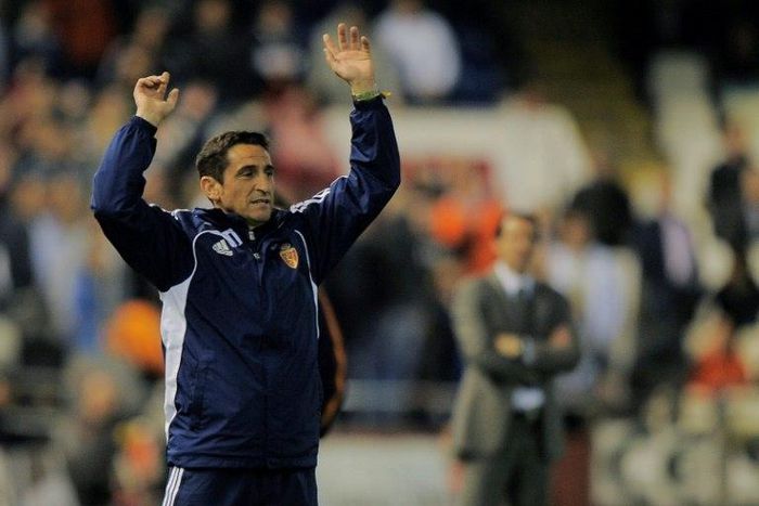 Real Zaragoza's coach Manolo Jimenez reacts during the Spanish league football match between Valencia CF and Real Zaragoza at the Mestalla stadium in Valencia on March 21, 2012