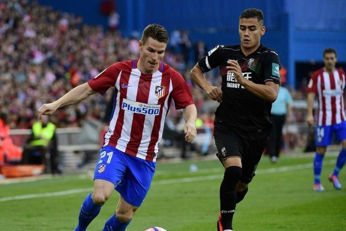 Atletico Madrid's forward Kevin Gameiro (L) vies with Granada's Belgian midfielder Andreas Pereira during the Spanish league football match October 15, 2016
