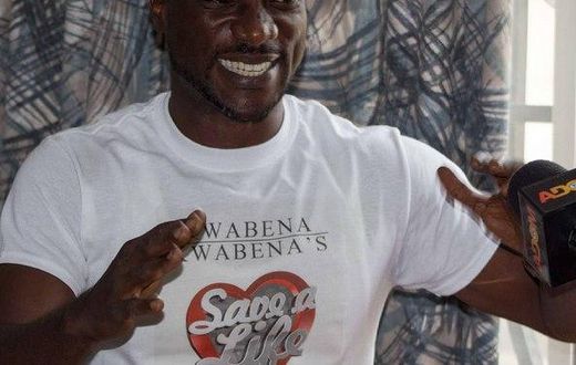 Highlife artiste, Kwabena Kwabena with a smile