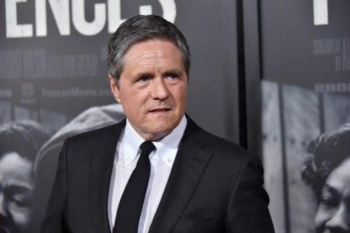 Brad Grey will give up his role as chief executive at Paramount Pictures, which he joined in 2005