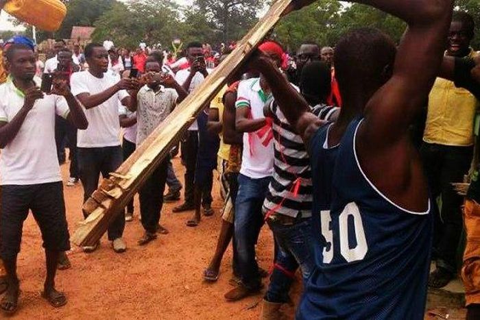 ___6050860___https:______static.pulse.com.gh___webservice___escenic___binary___6050860___2017___1___14___14___youth+clash1