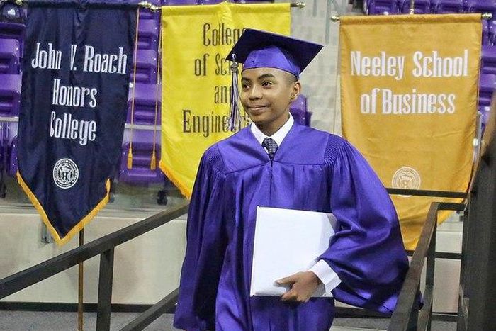 14-year-old becomes youngest graduate from US University