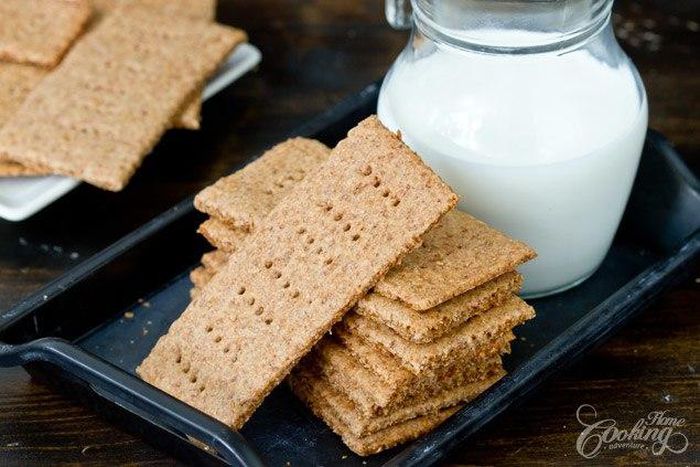 Homemade crackers (homecookingadventure.com)