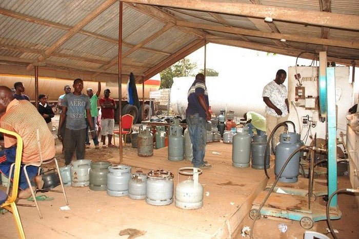 ___6695744___https:______static.pulse.com.gh___webservice___escenic___binary___6695744___2017___5___17___23___People-queueing-for-gas-at-a-station