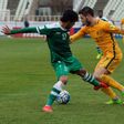 Iraq's defender Alaa Mhawi (L) vies with Australia's forward Mathew Leckie during their FIFA World Cup 2018 qualifier in Tehran on March 23, 2017