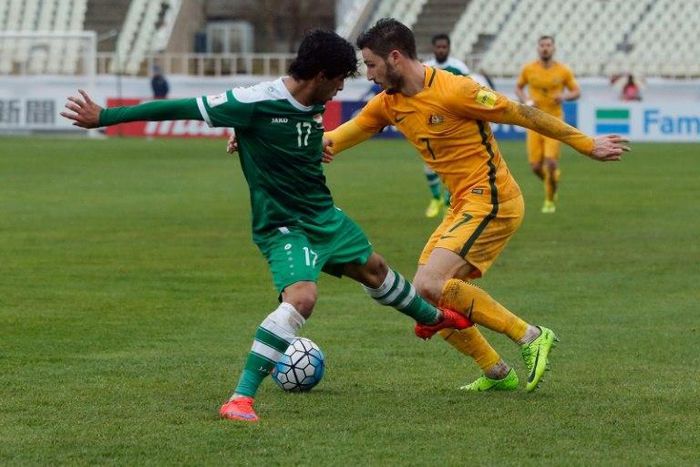Iraq's defender Alaa Mhawi (L) vies with Australia's forward Mathew Leckie during their FIFA World Cup 2018 qualifier in Tehran on March 23, 2017