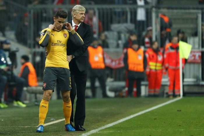 Arsenal's manager Arsene Wenger (R) brings on Arsenal's defender Gabriel during the UEFA Champions League round of sixteen football match against FC Bayern Munich February 15, 2017