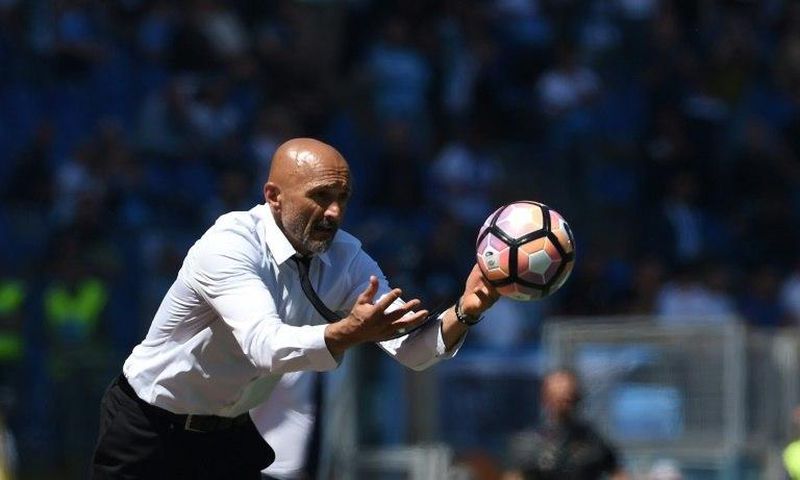 AS Roma's coach Luciano Spalletti catches the ball during the Italian Serie A football match against Lazio April 30, 2017