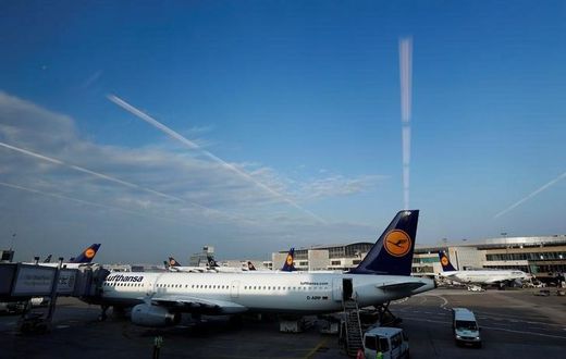 Aircrafts of German carrier Lufthansa are seen through the windows of gate B at Fraport airport in Frankfurt, Germany, May 28, 2016.   REUTERS/Kai Pfaffenbach
