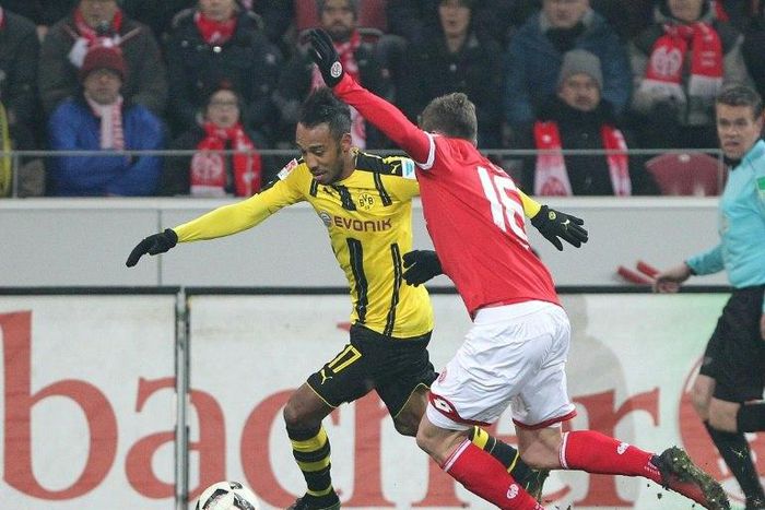 Dortmund's forward Pierre-Emerick Aubameyang (L) and Mainz' defender Stefan Bell vie for the ball during the German first division Bundesliga football match between FSV Mainz 05 and Borussia Dortmund in Mainz, central Germany, on January 29, 2017