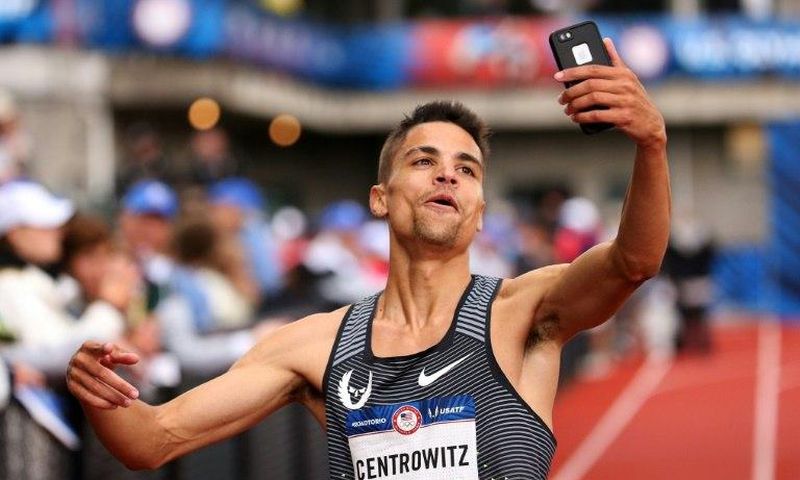 American Matthew Centrowitz, the 1,500 meter Olympic champion at the Rio Games, dominated Britain's Mo Farah at the USATF Distance Classic meet in Los Angeles, on May 18, 2017