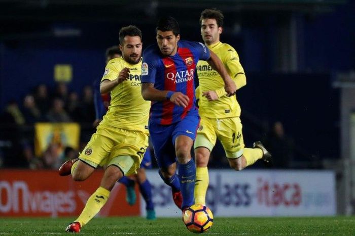 Villarreal's defender Mario (L) clashes with Barcelona's forward Luis Suarez on January 8, 2017