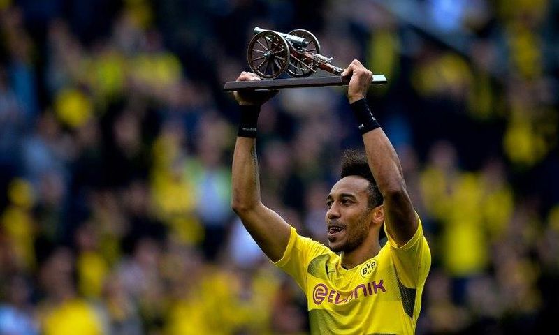 Dortmund's Pierre-Emerick Aubameyang lifts the trophy as the Bundesliga's top-scorer after the German first division football match against Werder Bremen on May 20, 2017