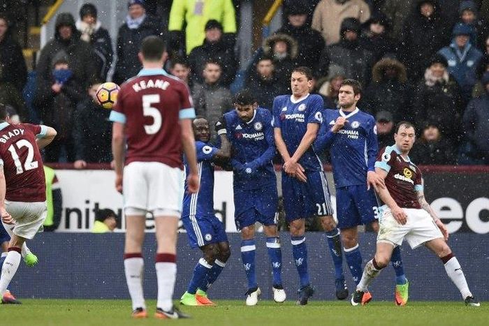 Burnley's Irish midfielder Robbie Brady (L) scores his side's equaliser against Chelsea from a free-kick during the English Premier League match at Turf Moor in Burnley, north-west England on February 12, 2017
