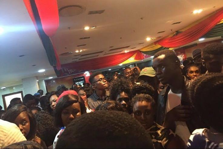 Hundreds storm Prince Dovlo’s “Purple” movie premiere