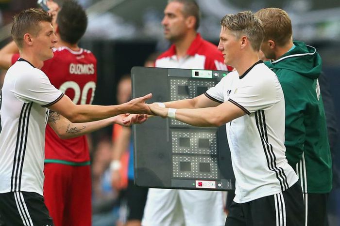 ___5452060___https:______static.pulse.com.gh___webservice___escenic___binary___5452060___2016___9___3___18___kroosschweinsteiger-cropped_1kjqs23r2hhj01br5n1ay7w4j5_2