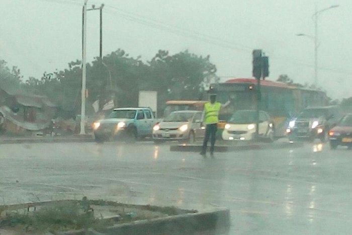 A Ghana police officer from Madina in Accra has won the praise of Ghanaians online, after he was photographed directing traffic in the heavy rain.