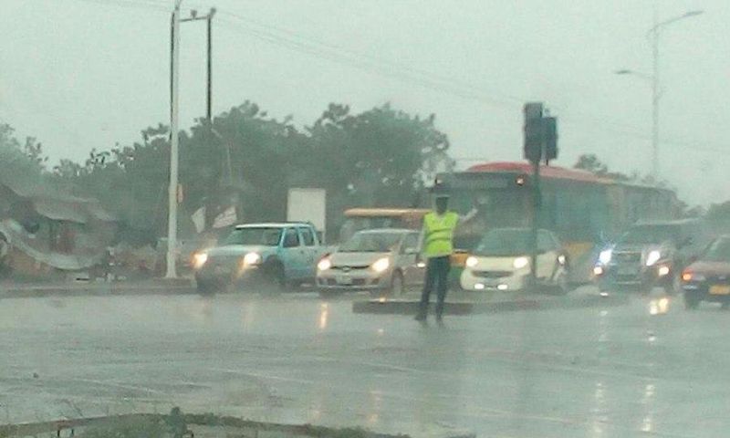 A Ghana police officer from Madina in Accra has won the praise of Ghanaians online, after he was photographed directing traffic in the heavy rain.