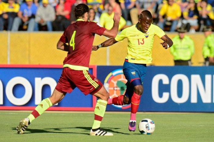 Venezuela's Oswaldo Vizcarrondo (L) and Ecuador's Enner Valencia vie for the ball during their 2018 FIFA World Cup qualifier football match in Quito, on November 15, 2016