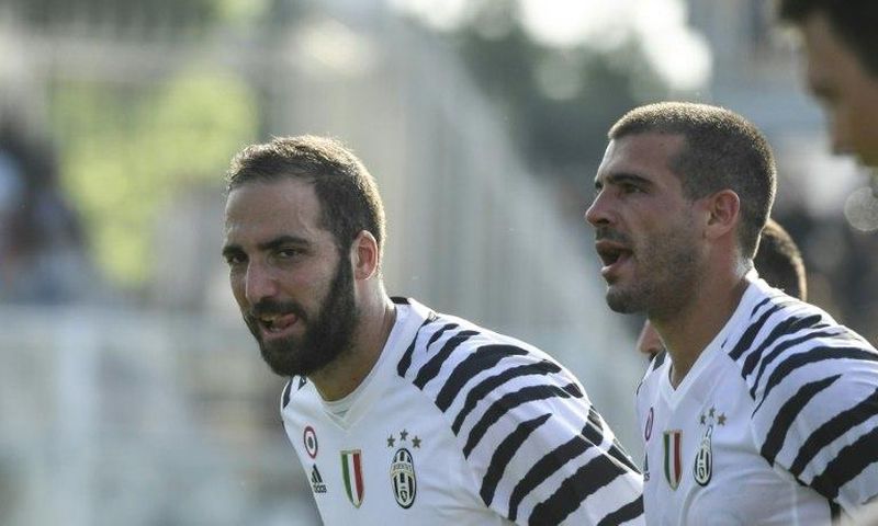Juventus' Gonzalo Higuain celebrates at the end of their match against Pescara on April 15, 2017