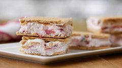 Frozen yogurt sandwiches