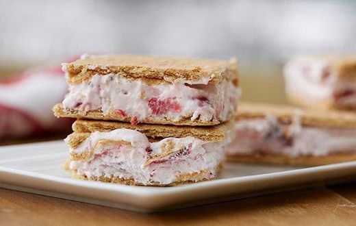 Frozen yogurt sandwiches
