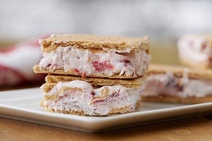 Frozen yogurt sandwiches