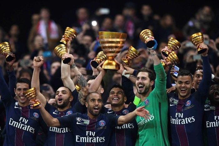 Paris Saint-Germain's Thiago Silva (C) holds the trophy as he celebrates with teammates after winning their French League Cup final against Monaco (ASM) on April 1, 2017