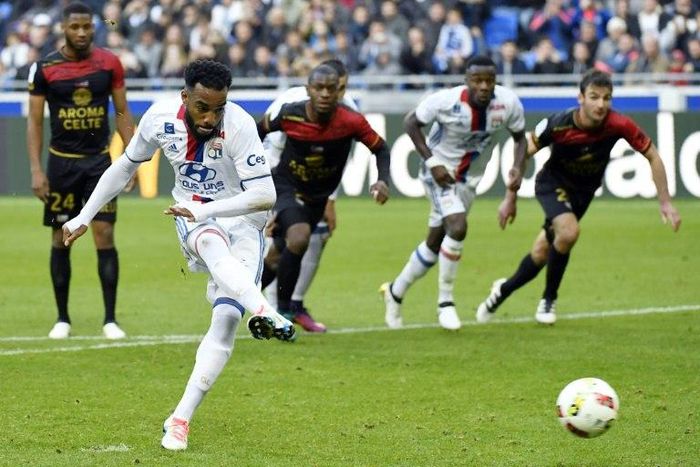 Lyon's French forward Alexandre Lacazette shoots a penalty and scores during the French L1 football match between Olympique Lyonnais and EA Guingamp on October 22, 2016