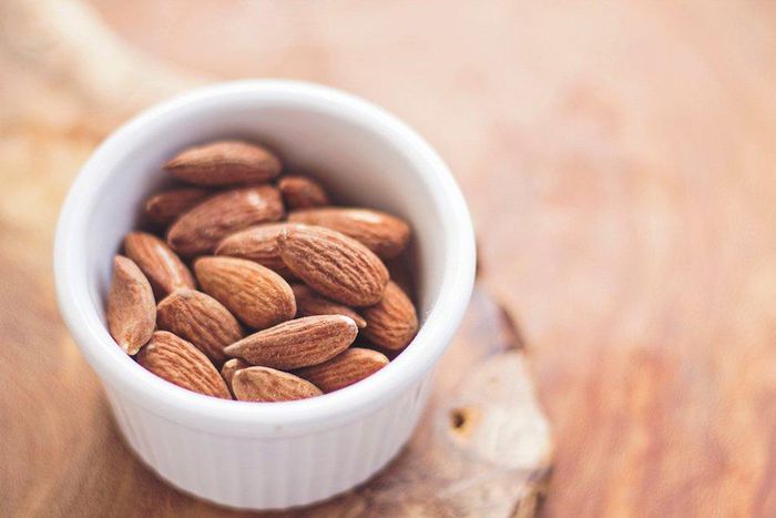 Exactly how many almonds you should eat per day to blast belly fat