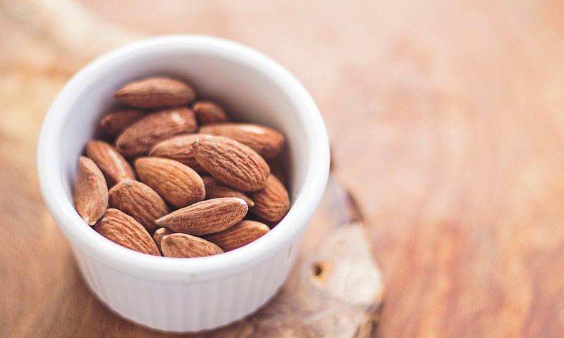 Exactly how many almonds you should eat per day to blast belly fat