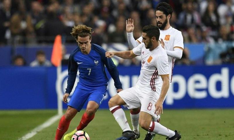 Antoine Griezmann France's forward vies with Spain's midfielder Koke during the friendly football match France vs Spain on March 28, 2017 at the Stade de France stadium in Saint-Denis, north of Paris