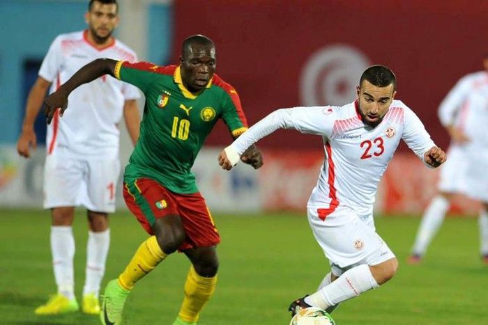 Cameroon's Vincent Aboubakar (L) vies with Tunisia's Naim Sliti (R) during their match on March 24, 2017 at the Ben Jannet stadium in Monastir