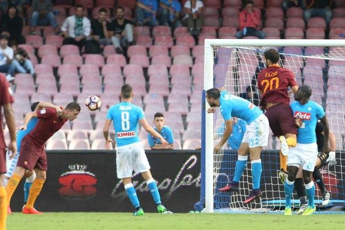 Edin Dzeko (left) scores for Roma against Napoli on October 15, 2016 at the San Paolo stadium in Naples