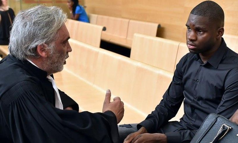 Toulouse football player Odsonne Edouard (R) speaks with his lawyer Pierre Le Bonjour prior to his hearing for "arms-based violence", on June 13, 2017 at Toulouse courthouse