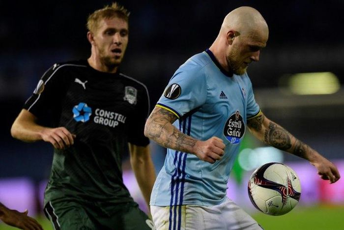 Celta Vigo forward John Guidetti (R) shields the ball from FC Krasnodar midfielder Yuri Gazinski during the Europa League round of 16 first leg at the Balaidos stadium in Vigo on March 9, 2017