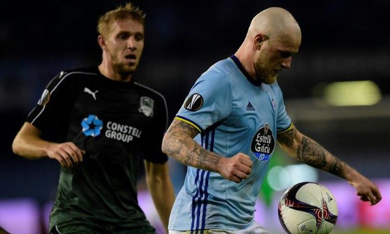 Celta Vigo forward John Guidetti (R) shields the ball from FC Krasnodar midfielder Yuri Gazinski during the Europa League round of 16 first leg at the Balaidos stadium in Vigo on March 9, 2017
