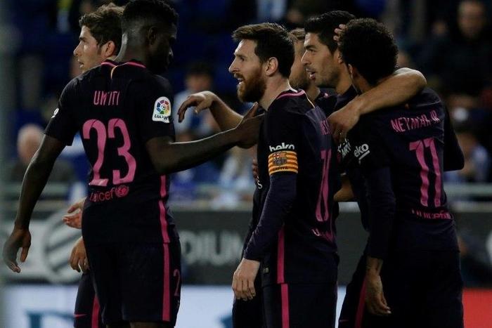 Barcelona's Luis Suarez (2ndR) celebrates with teammates after scoring his team's third goal during their Spanish league football match against Espanyol on April 29, 2017