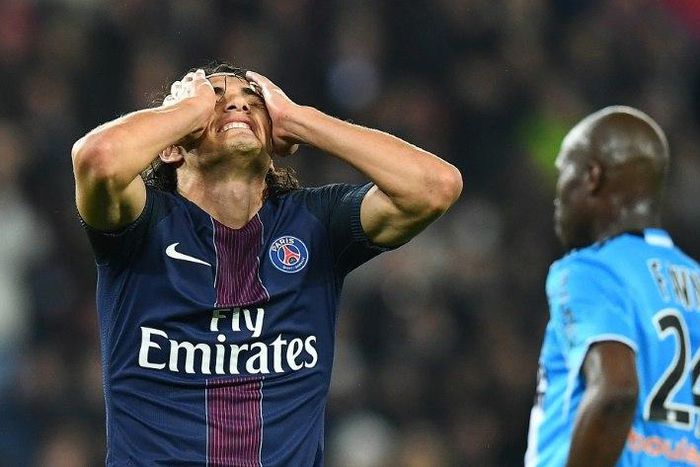 Paris Saint-Germain's forward Edinson Cavani reacts after missing an opportunity to score on October 23, 2016